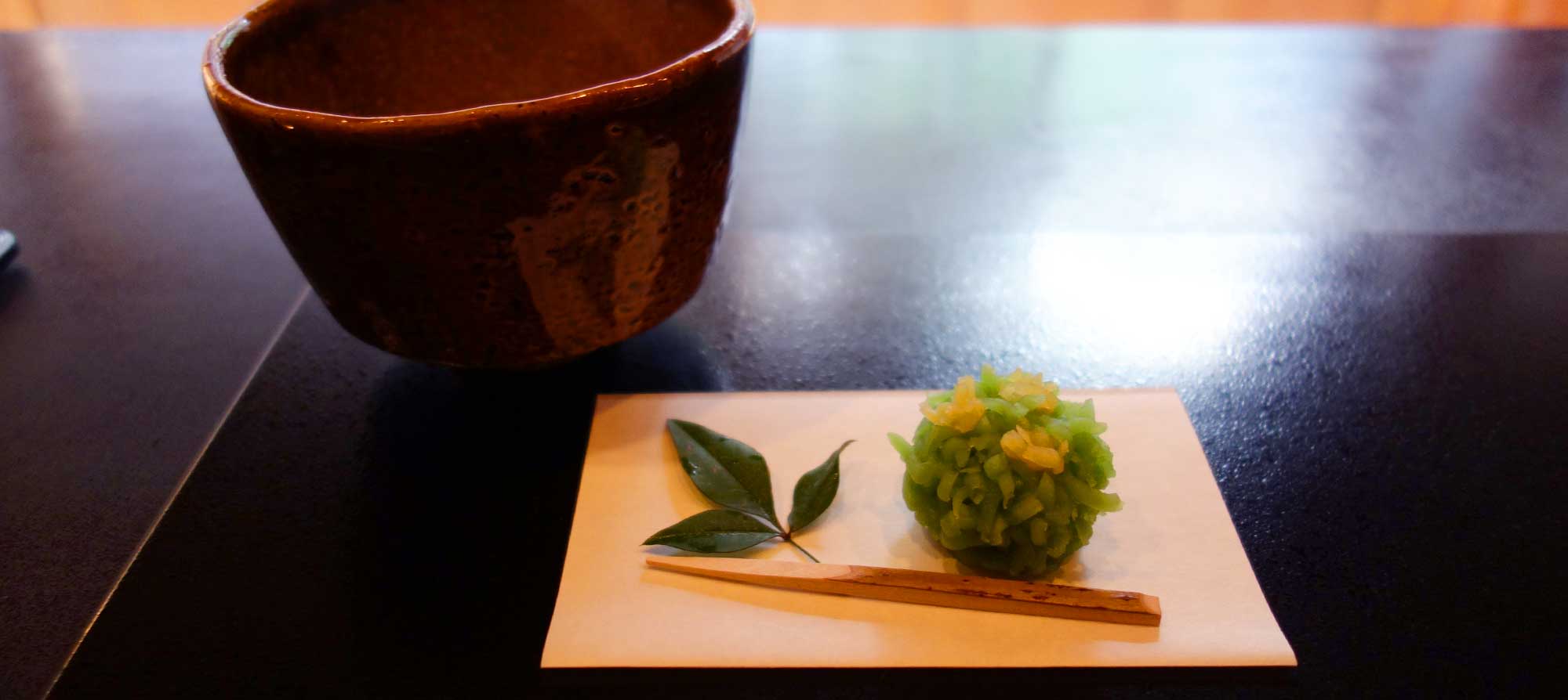 Традиционные японские сладости вагаси под крепкий взбитый порошковый зеленый чай маття