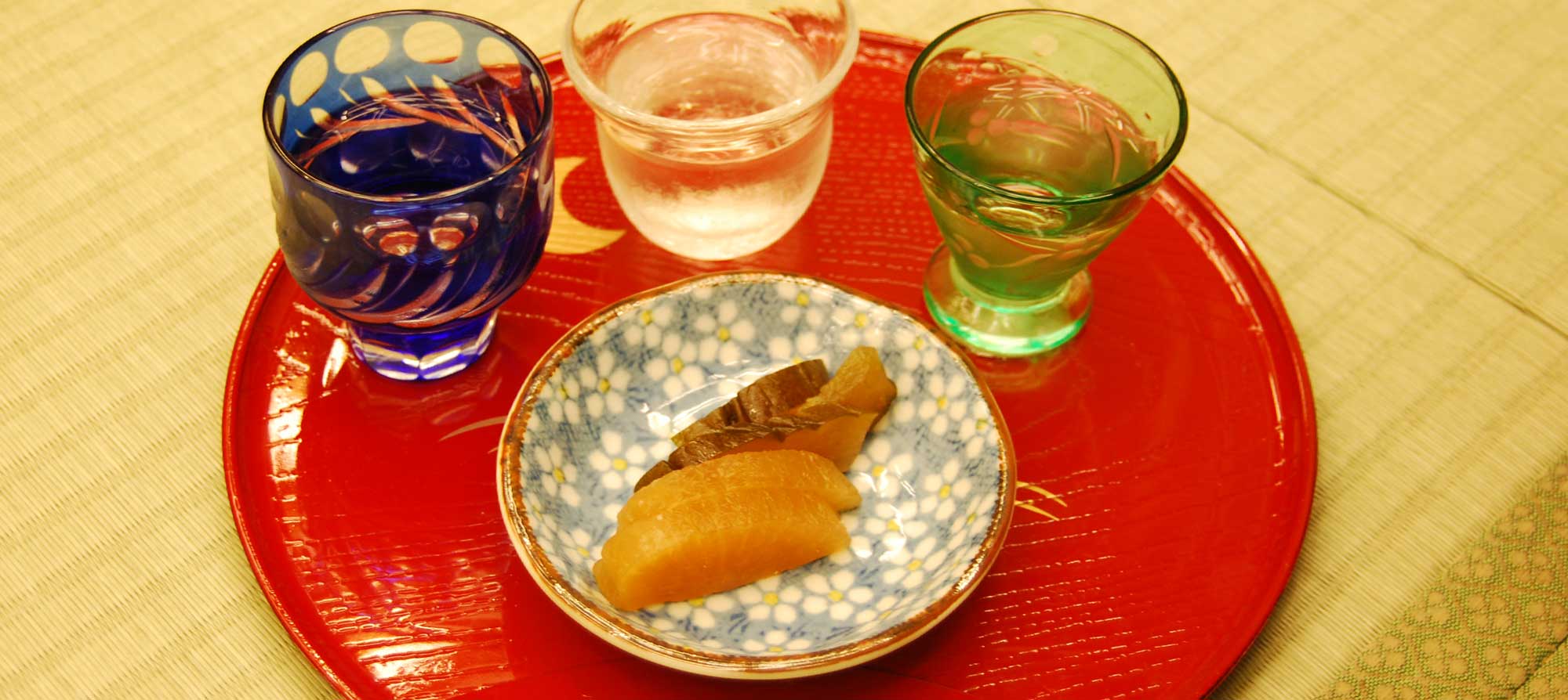 Набор для дегустации трех видов сакэ с закуской из японских традиционных солений