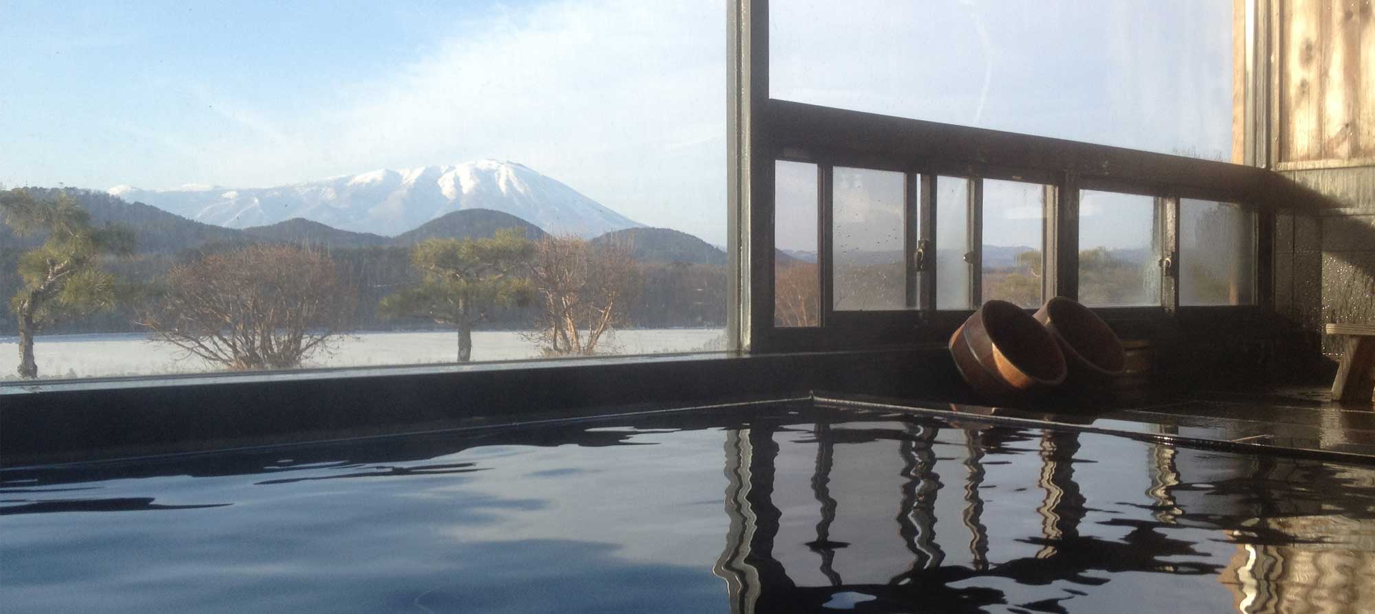 Вид на гору Иватэ-сан из купели с геотермальной водой