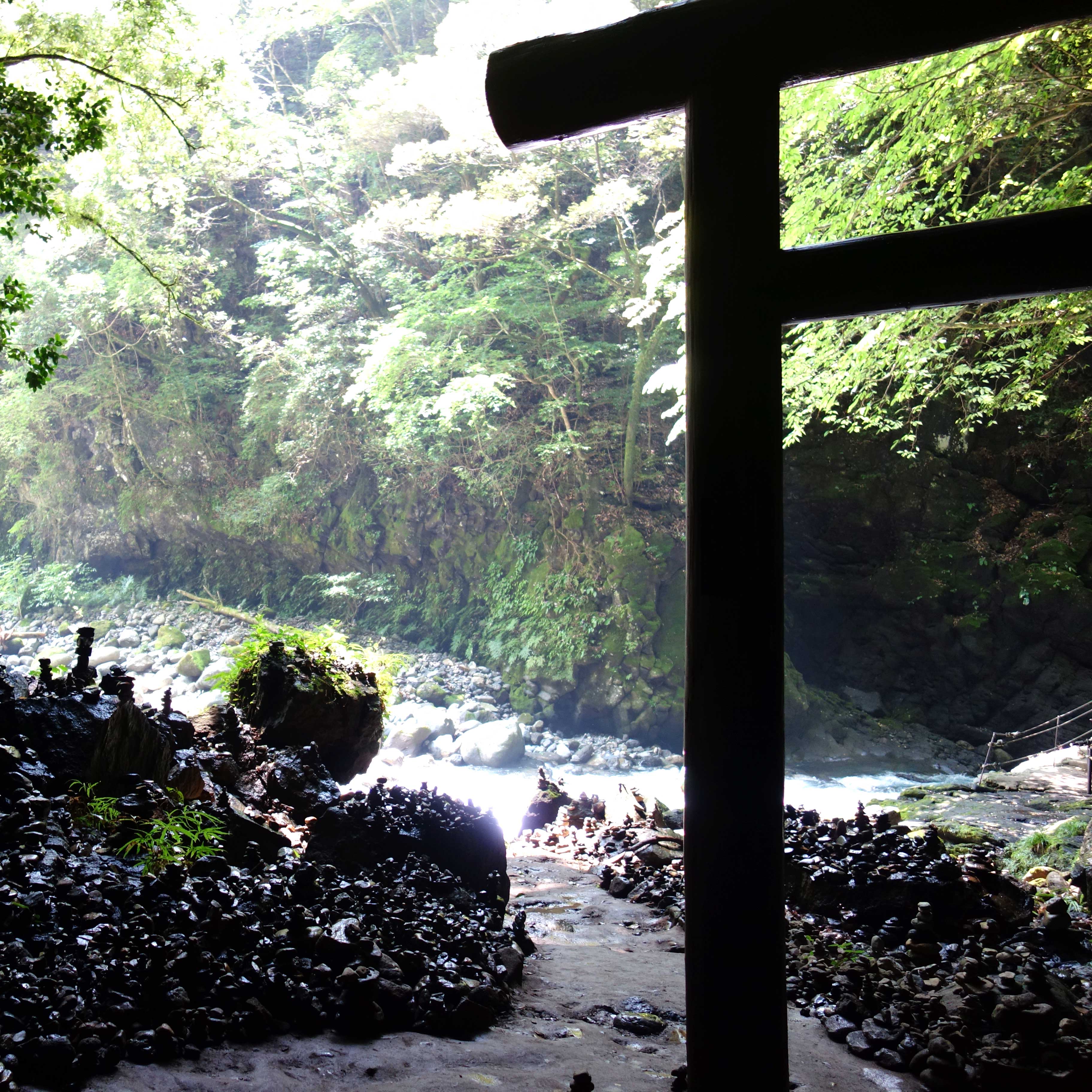 Синтоистский храм на берегу ручья в районе Такатихо на острове Кюсю